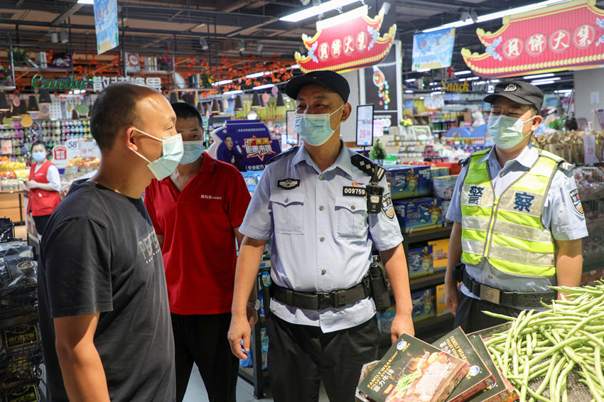 派出所民辅警在辖区大型商超、农贸市场维护现场采购秩序。武侯区公安分局供图