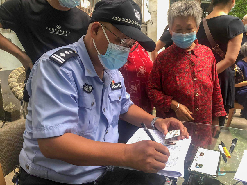 正在小区忙碌的民警。武侯区公安分局供图