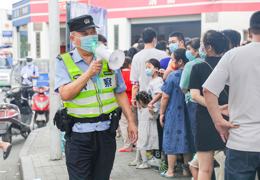 正在执勤的民警。武侯区公安分局供图
