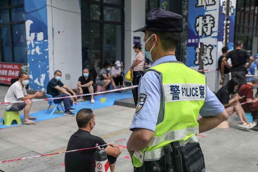 正在执勤的民警。武侯区公安分局供图