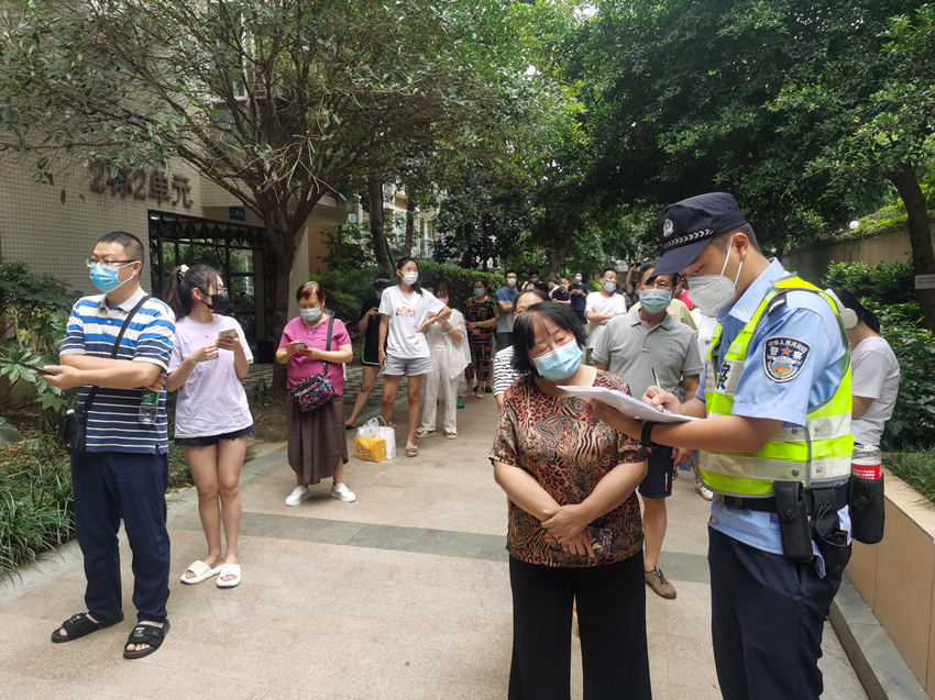 正在执勤的民警。武侯区公安分局供图