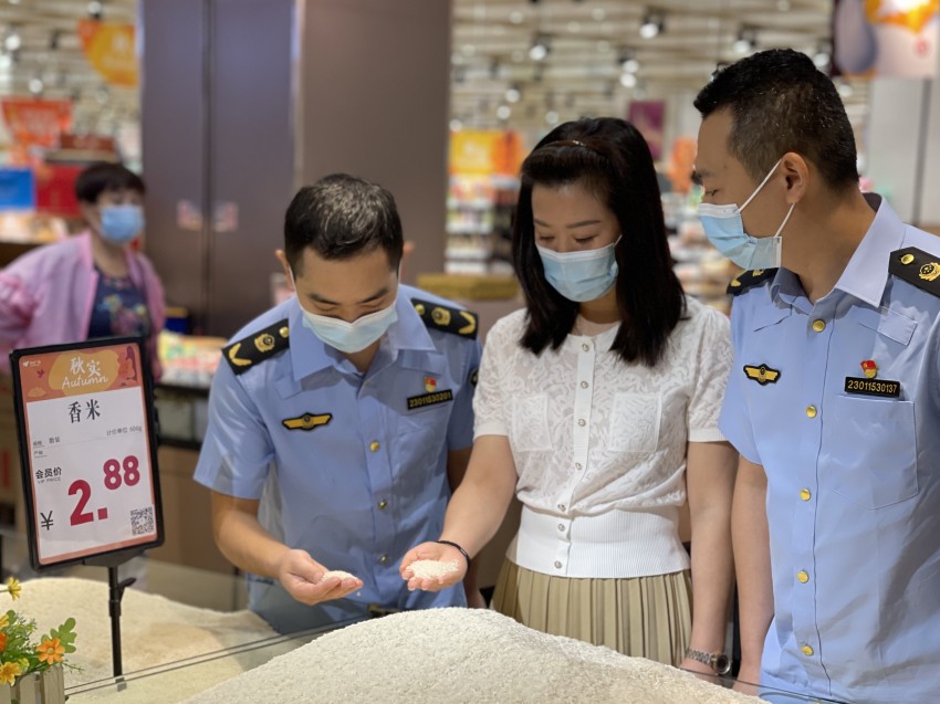 稳物价护民生，市场监管“不打烊”。成都市市场监管局供图
