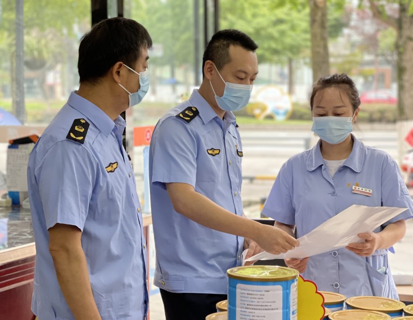 稳物价护民生，市场监管“不打烊”。成都市市场监管局供图