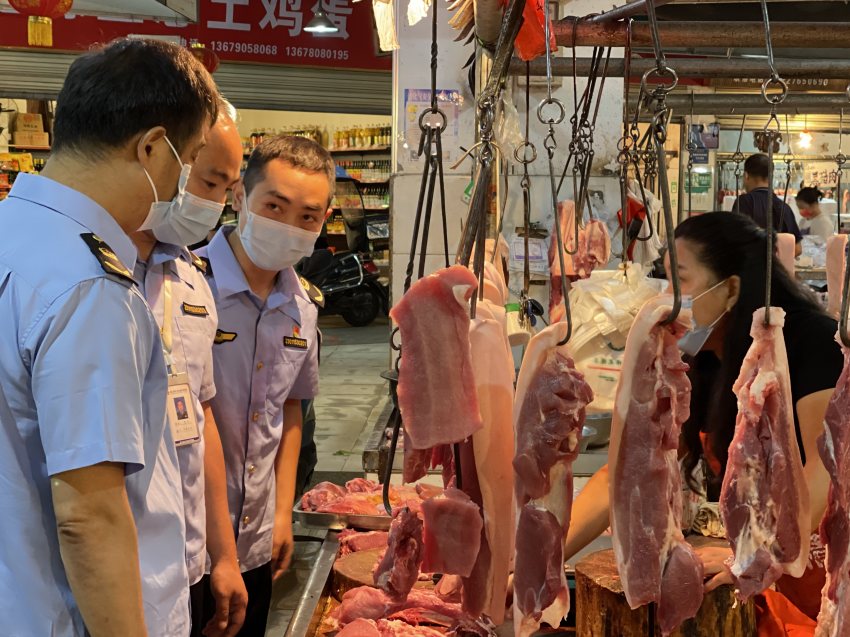 稳物价护民生，市场监管“不打烊”。成都市市场监管局供图