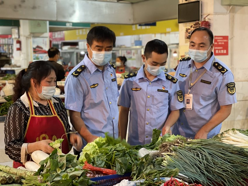 稳物价护民生，市场监管“不打烊”。成都市市场监管局供图