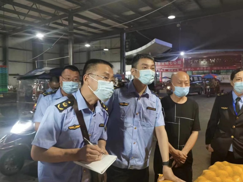稳物价护民生，市场监管“不打烊”。成都市市场监管局供图