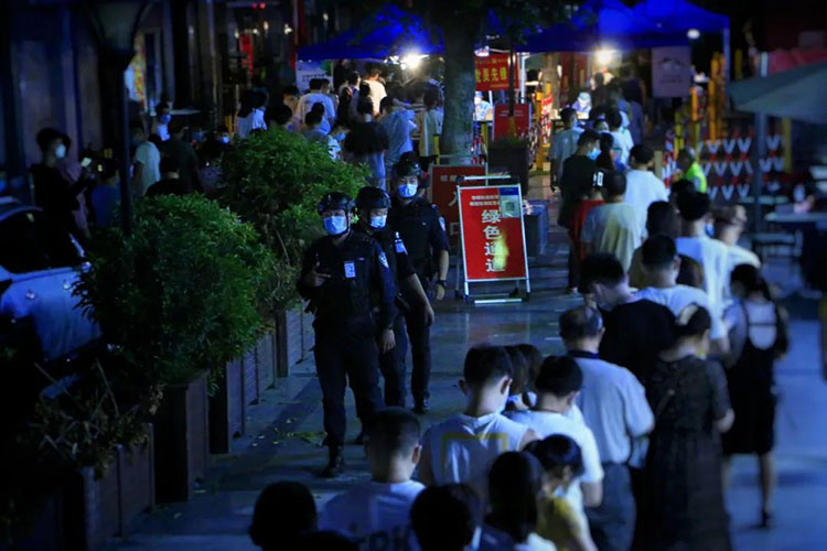 在市民排队做核酸的地方巡逻。天府新区融媒体中心供图