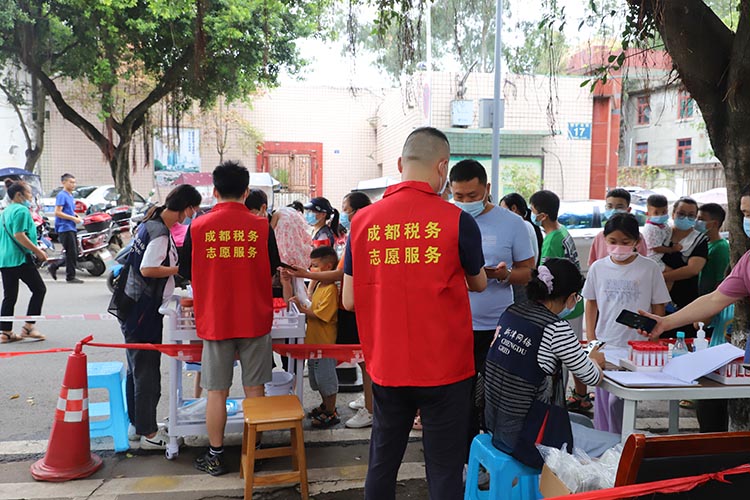 成都税务志愿者服务协助全员核酸检测工作。成都市税务局供图