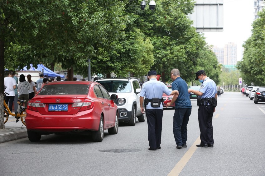 民輔警一起將其老人攙扶至核酸檢測點。成華公安供圖