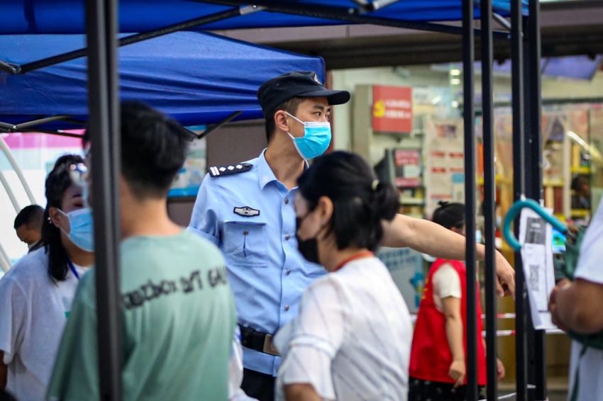 民輔警在核酸檢測點進行人員分流、秩序維護、宣傳引導等工作。成華公安供圖