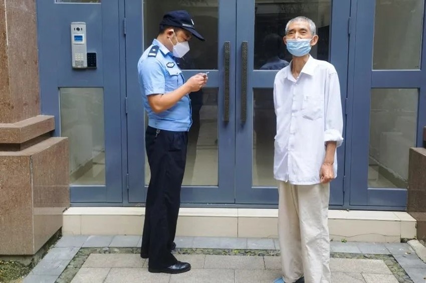 民警幫助老人解決問題。郫都公安供圖