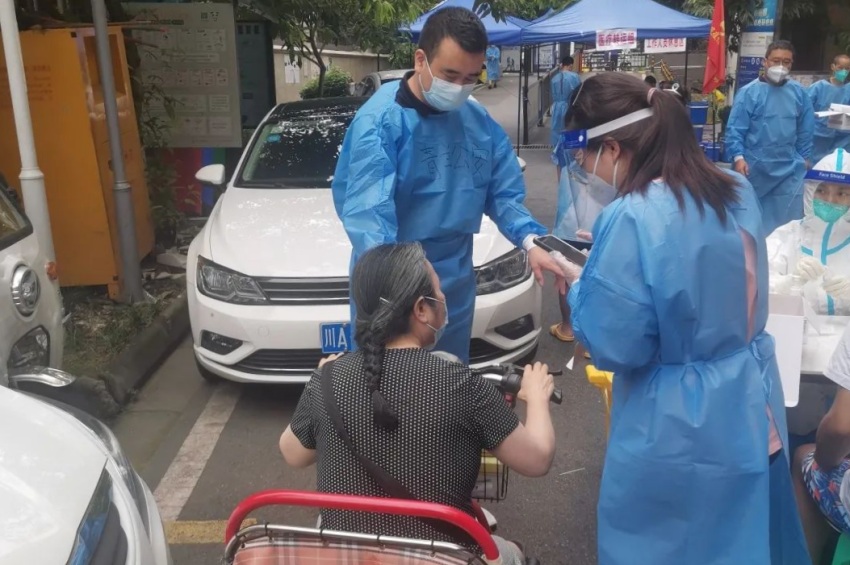 民警就地轉崗，變身小區志願者。青羊公安供圖