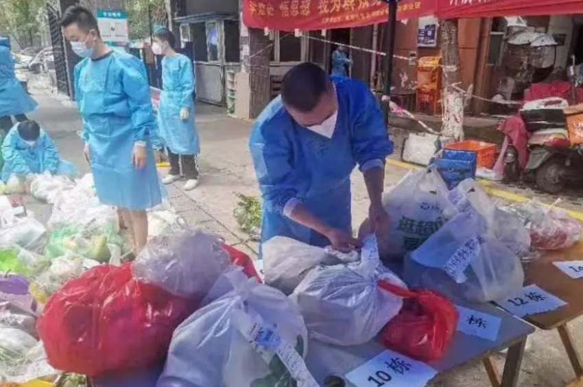 民警就地轉崗，變身小區志願者。青羊公安供圖