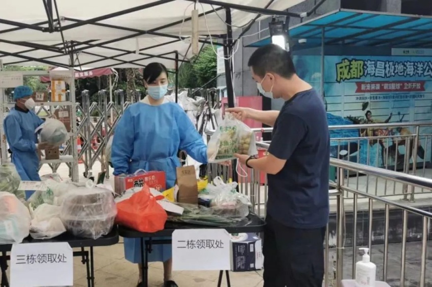 民警就地轉崗，變身小區志願者。青羊公安供圖