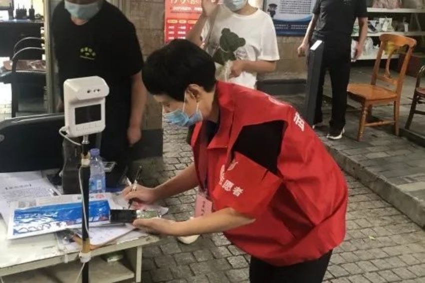 民警就地轉崗，變身小區志願者。青羊公安供圖