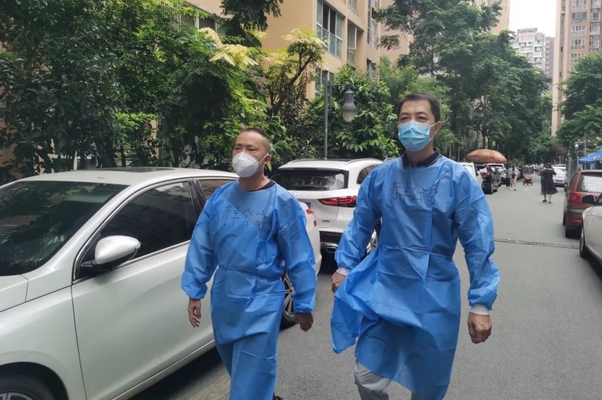 民警就地轉崗，變身小區志願者。青羊公安供圖
