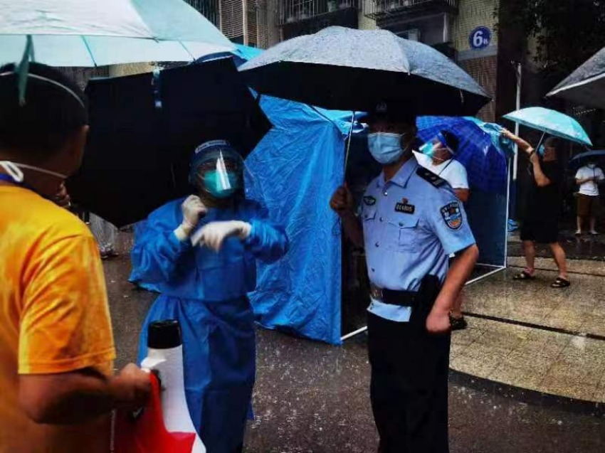 民警有序組織各樓棟業主下樓參加抗原檢測。蒲江公安供圖