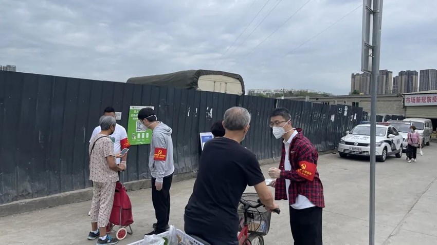 成都检察机关志愿者下沉到一线。成都市检察院供图
