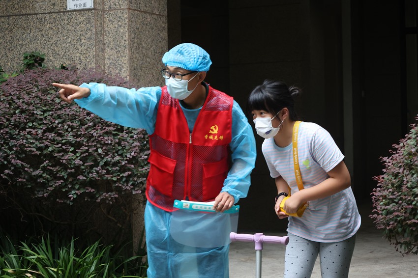 在楼道口为居民服务的杨涌。成都市检察院供图