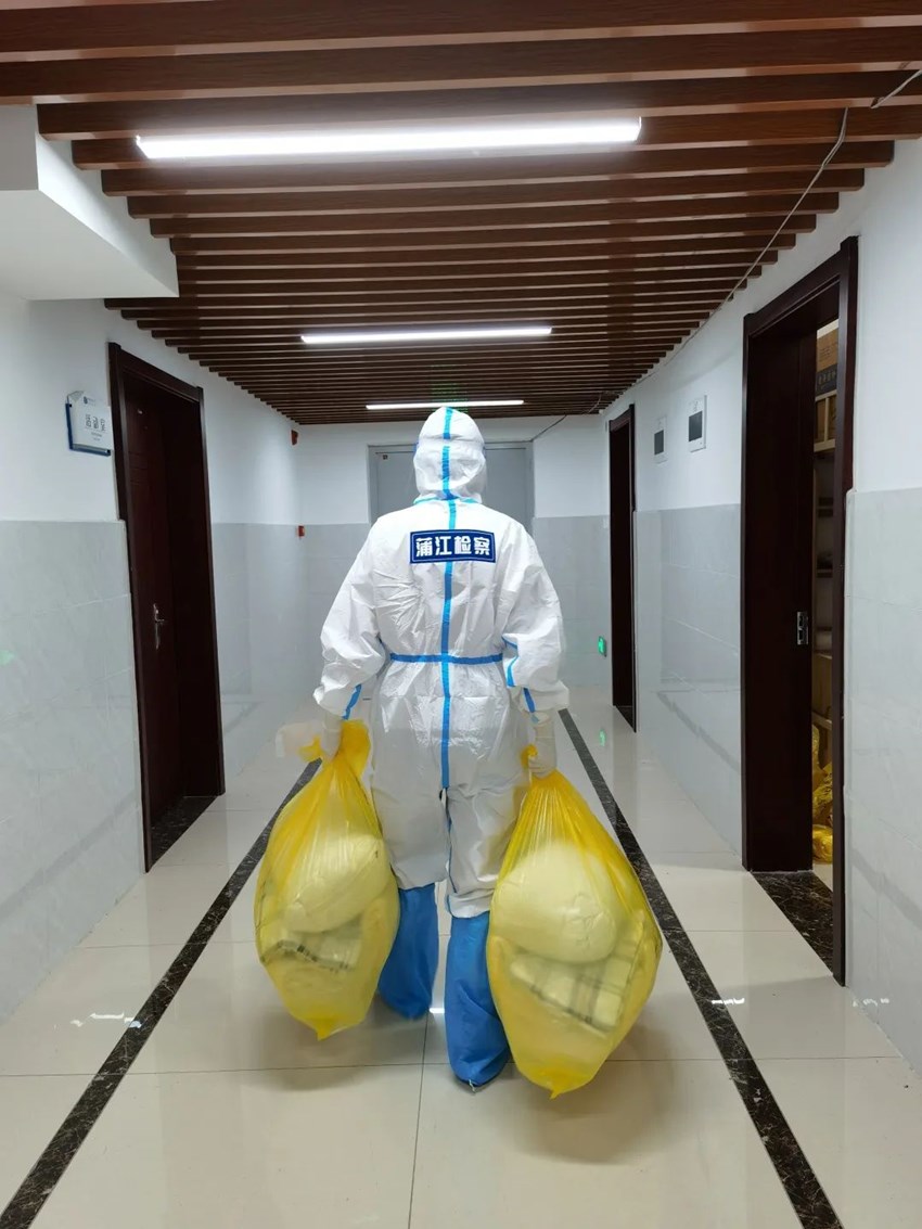 正在工作的成都检察机关志愿者。成都市检察院供图