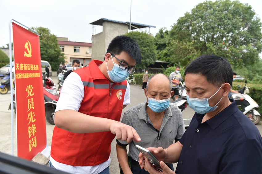 成都天府新区税务局设置“党员先锋岗”组织干部职工下沉社区一线开展防疫工作。国家税务总局四川省税务局供图