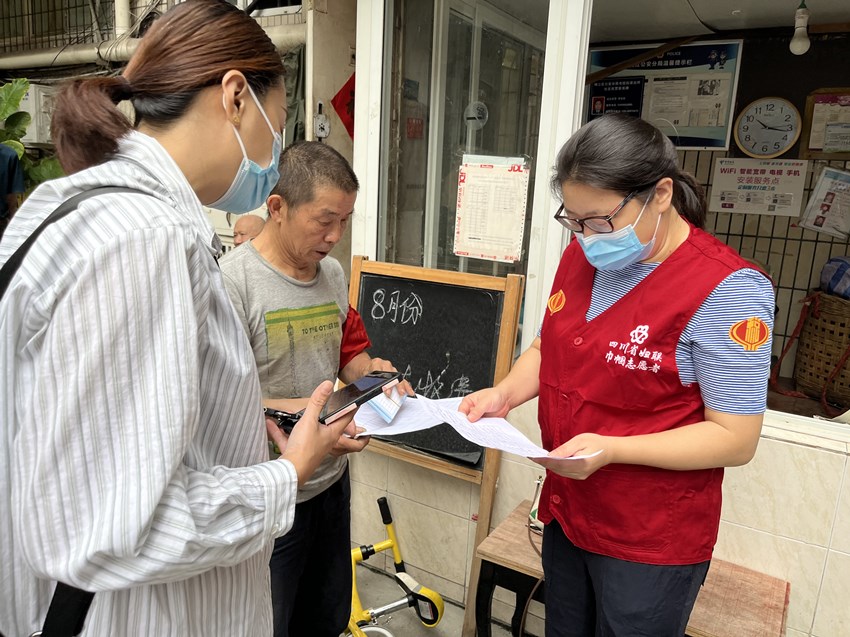 四川税务青年志愿服务队员在社区志愿服务值守执勤工作。国家税务总局四川省税务局供图