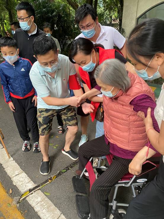 成都银行双流支行党员志愿者夏楚鹏等为行动不便的老人提供爱心服务。左宇菲摄