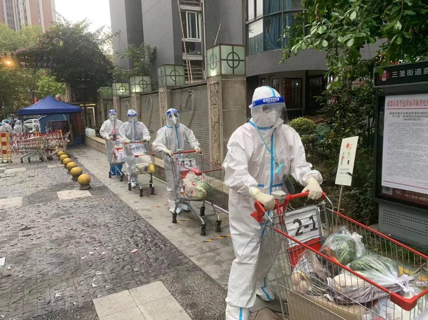 成都法院志愿者运输物资。成都法院供图