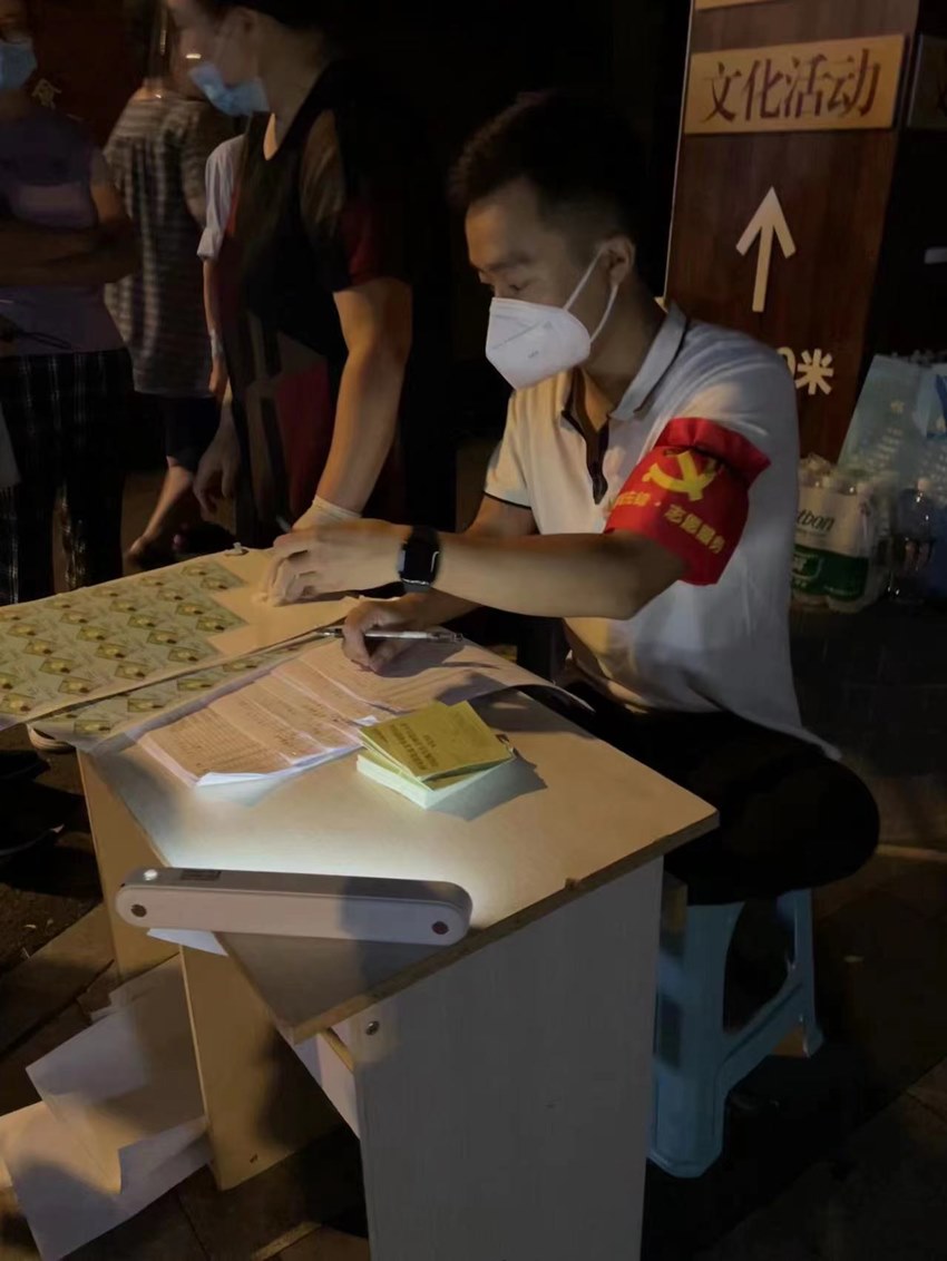 天黑仍在工作的志愿者。成都法院供图