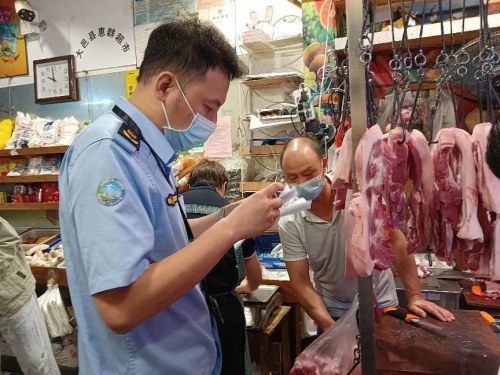 执法人员前往现场对猪肉价格进行检查。大邑县市场监管局供图