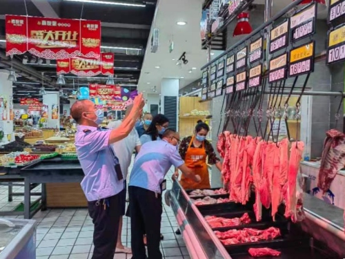 执法人员前往现场对猪肉价格进行检查。大邑县市场监管局供图