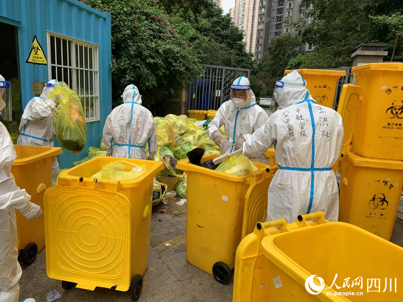 罗再翔和志愿服务队队员在锦江城市花园清理居民日常生活垃圾。李臣摄