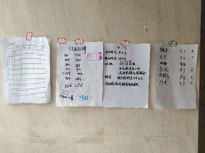 锦江城市花园三期楼栋门口，志愿者将独居老人和特殊人群门号标记出来，以便及时提供服务。成都公交供图