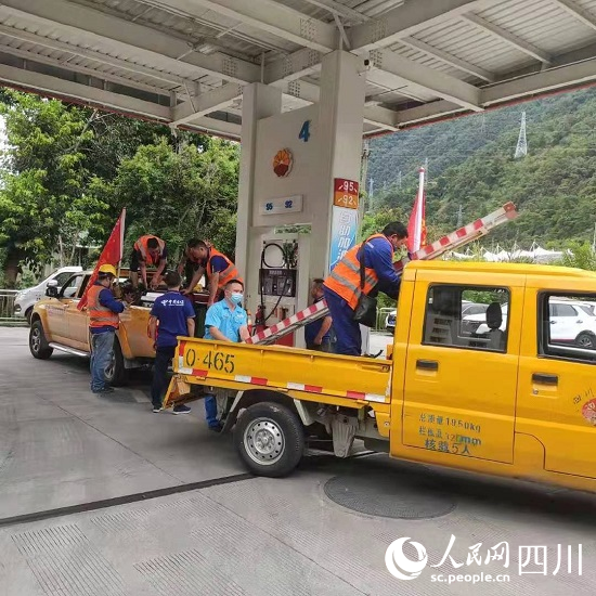 石棉滨河加油站为抢险车辆加油。杨文婷摄
