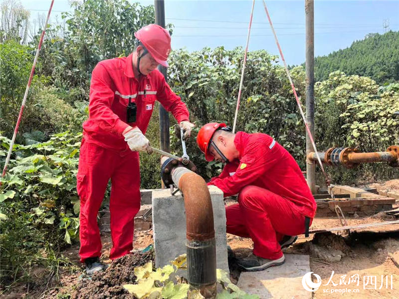 采气三厂人员对井站放散管阻火器进行震后排查。杨燕霞摄