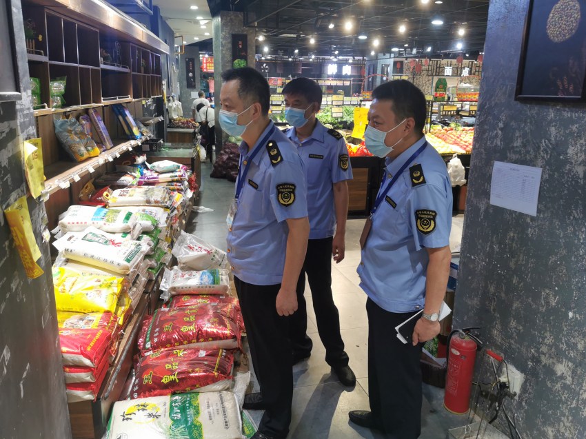 青白江區市場監管局工作人員對涉事超市開展檢查。青白江區市場監管局供圖