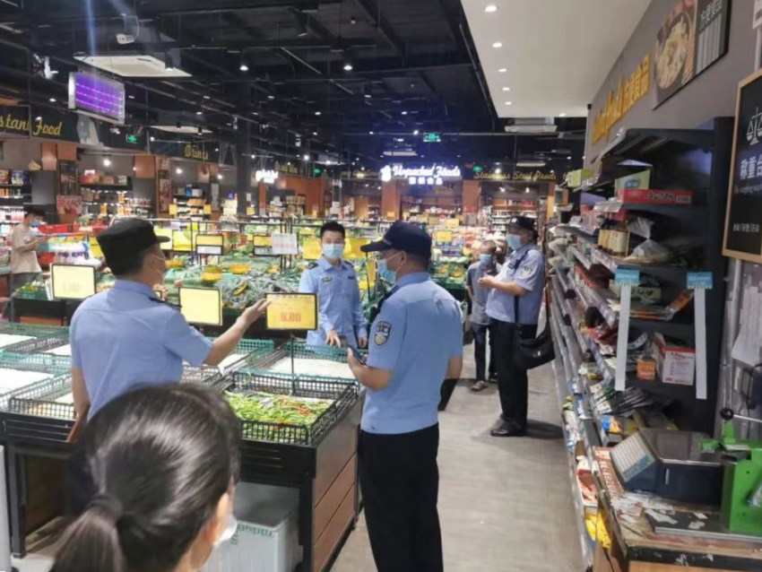 青白江區市場監管局工作人員開展日常檢查。青白江區市場監管局供圖