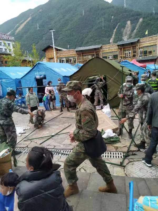 官兵正在为受灾群众搭帐篷。四川省军区供图
