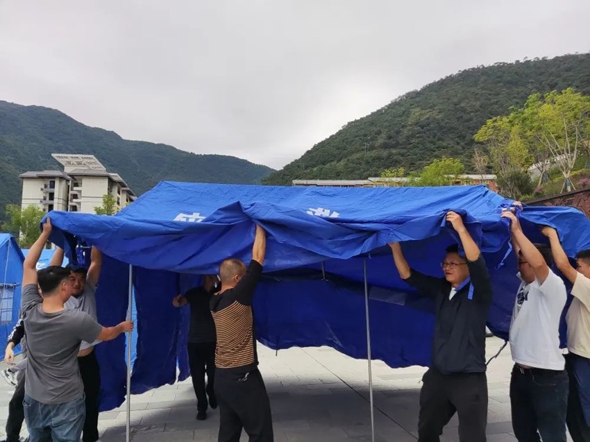 檢察人員搭建應急帳篷。四川省檢察院供圖
