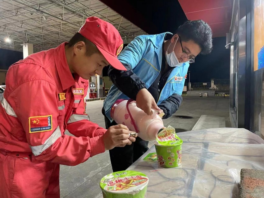 甘孜分公司积极协调供应商及时配送一车方便面、功能饮料、饼干面包等应急物资从康定经雅家梗到达磨西镇。中石油四川销售公司供图