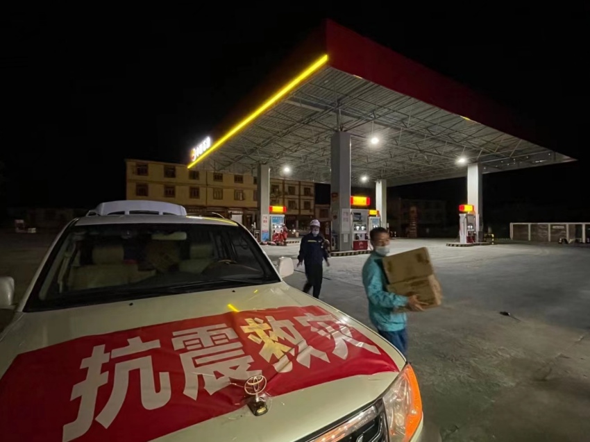 甘孜分公司派出一辆皮卡车从康定市配送一车格桑泉矿泉水至磨西镇。中石油四川销售公司供图