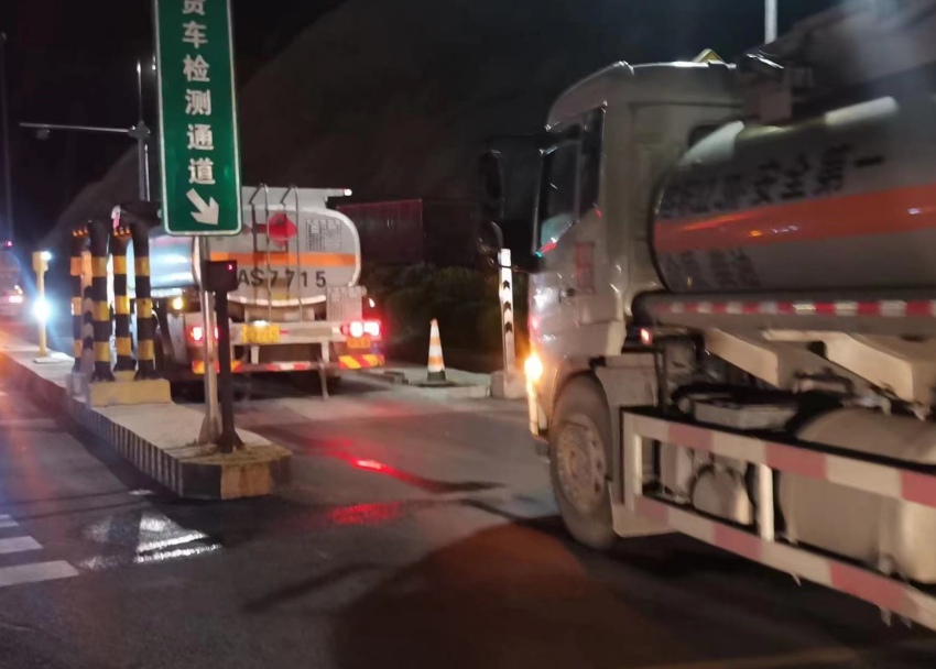 为保障地震灾区用油，中石油四川销售积极协调油品资源及配送路线。中石油四川销售公司供图
