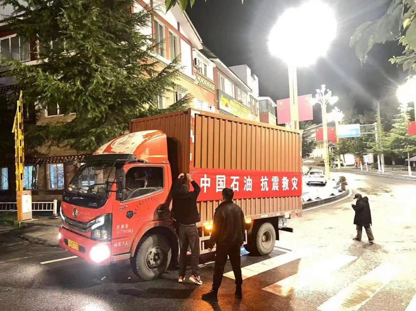 为保障地震灾区用油,中石油四川销售积极协调油品资源及配送路线。中石油四川销售公司供图