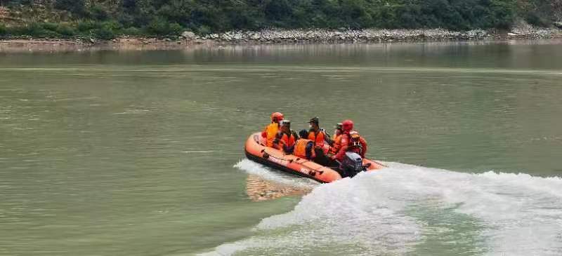 上千名群眾被困，四川省森林消防總隊正在緊急救援。四川省森林消防總隊供圖