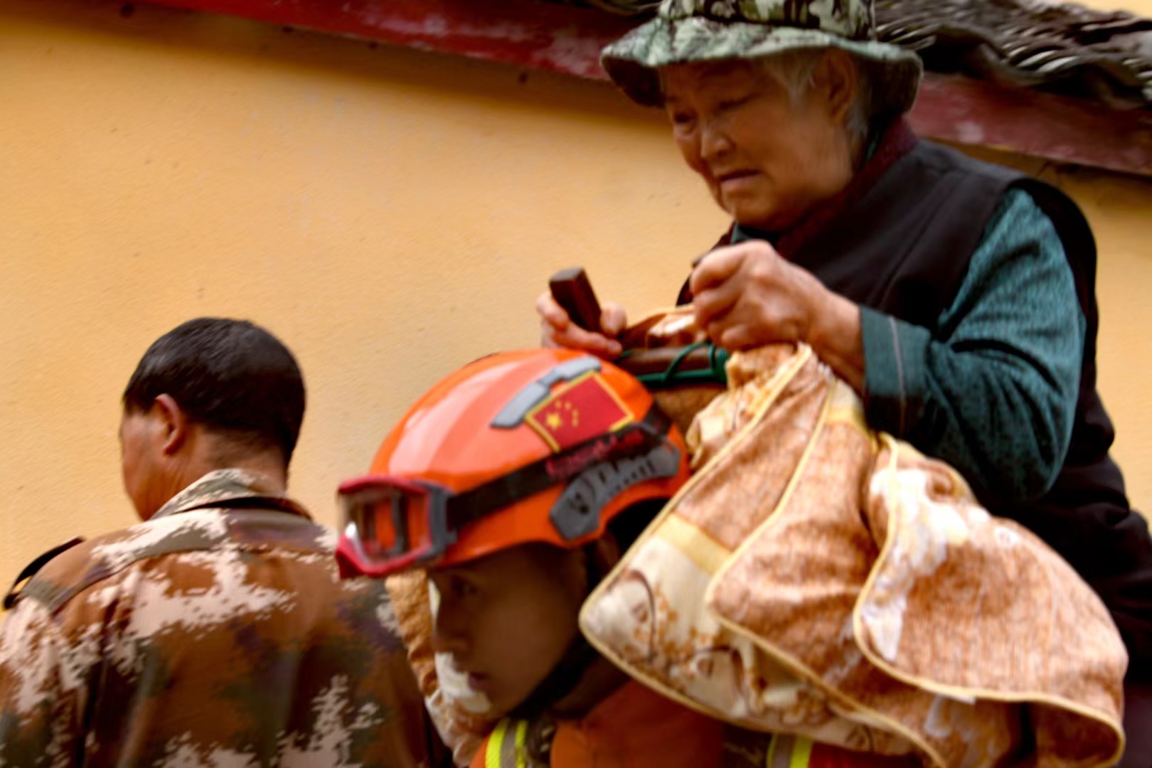 加固簡易橋梁，森林消防員護送傷員就醫。四川省森林消防總隊供圖