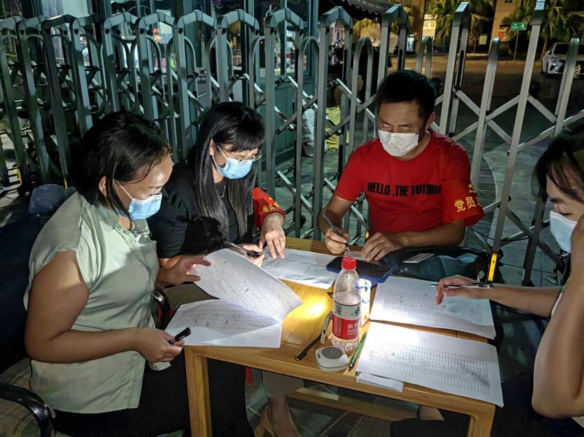 成都市高新区烟草专卖局（分公司）志愿者协助社区整理疫情数据信息。四川省烟草专卖局供图
