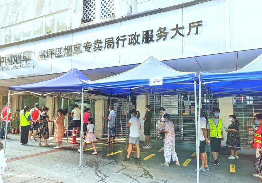 南充市高坪区烟草专卖局主动将行政服务大厅提供给社区作为核酸检测点。四川省烟草专卖局供图
