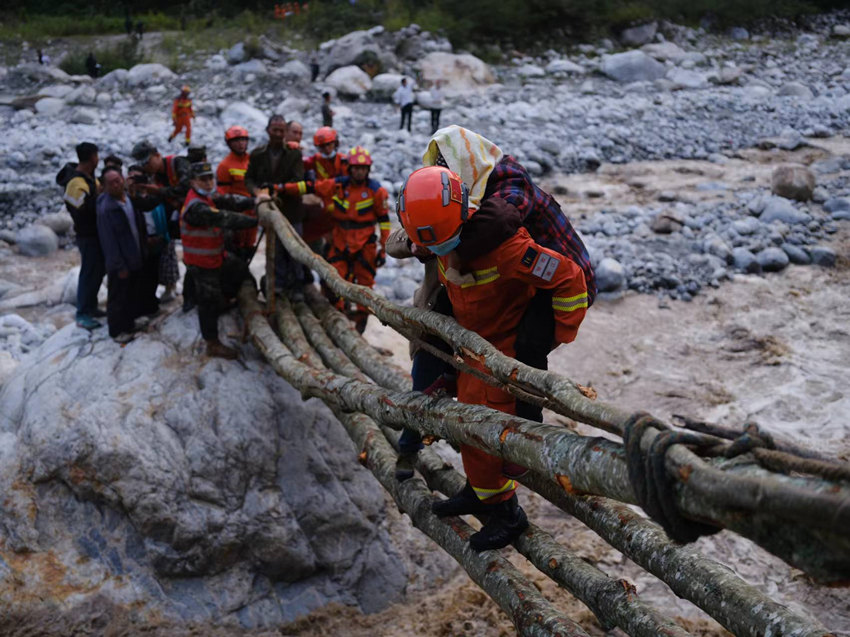 救援人員正在背群眾過河。四川省森林消防總隊供圖