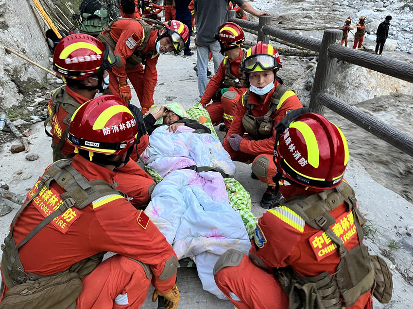 消防員轉移重傷員。四川省森林消防總隊供圖