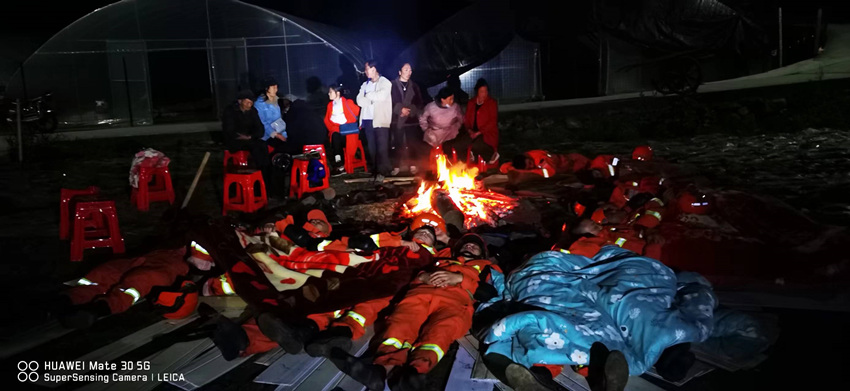 入夜，救援人員席地而睡。四川省森林消防總隊供圖